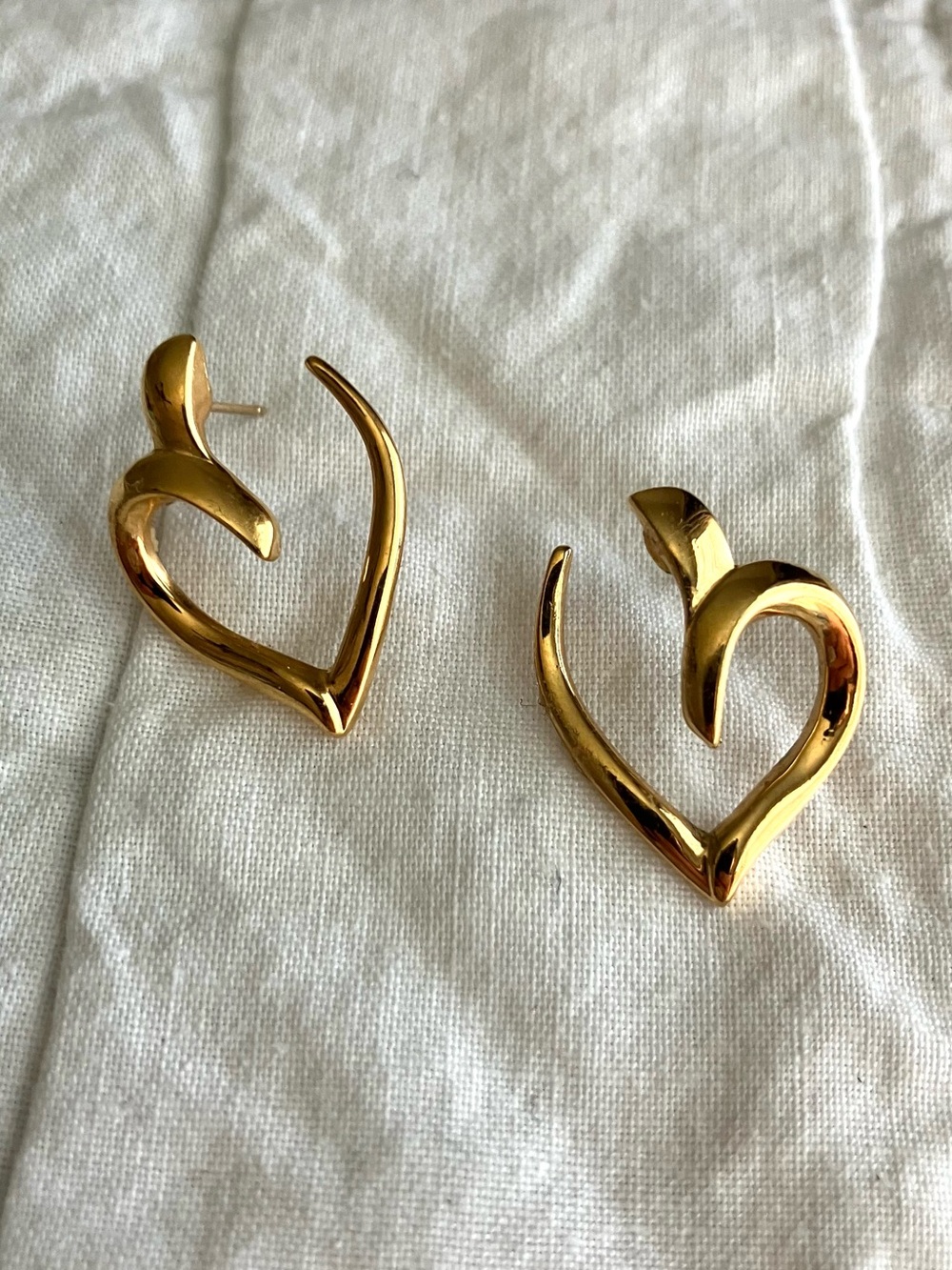 Vintage Monet Open Heart Ribbon 90s Classy Minimalist Gold Tone earrings